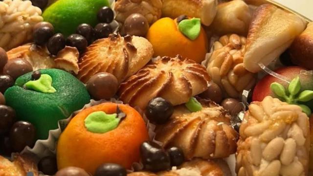 Delicias y frutas de mazapán y pastas de almendras y piñoñes componen el surtido de las cajas prestigio de Santo Tomé.