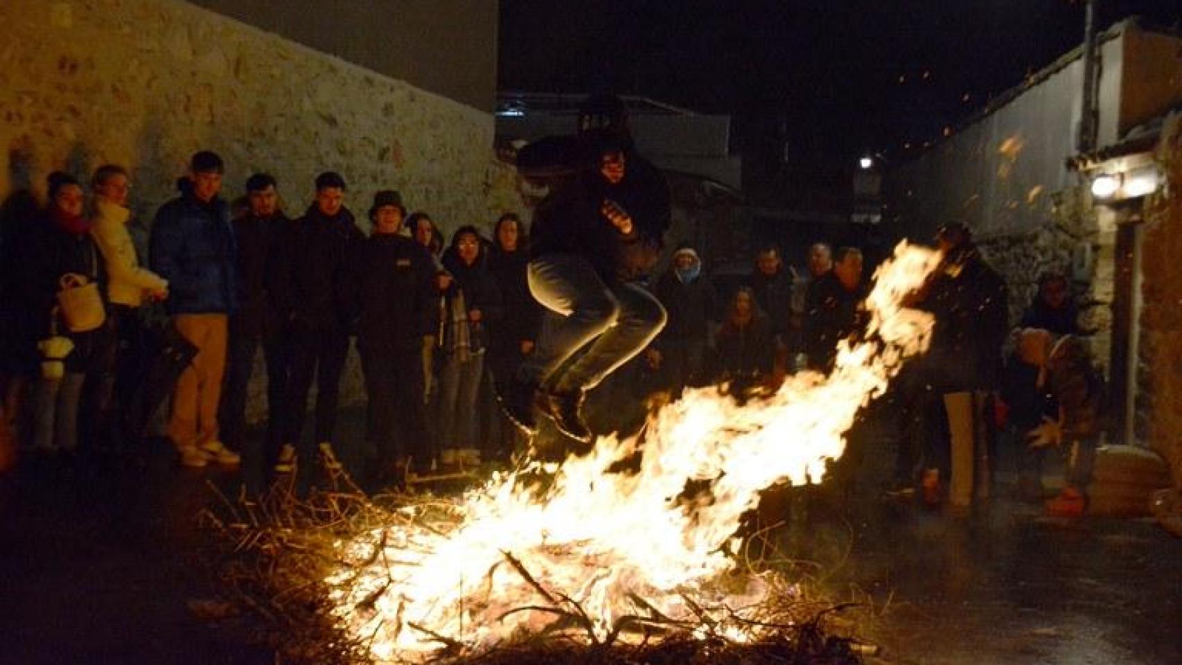 Centenares de horchanos, horchanas y turistas, se desplazan de fogata en fogata, saltando sobre las llamas al grito de 'Viva la Purísima'.