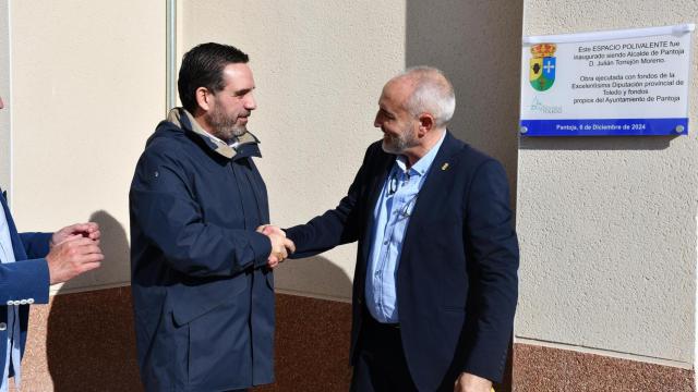 El alcalde de Pantoja, Julián Torrejón, y el vicepresidente tercero de la Diputación, Joaquín Romera, inauguraron el pabellón de usis polivalente coincidiendo con la festividad de Santa Bárbara, patorna de la localidad.