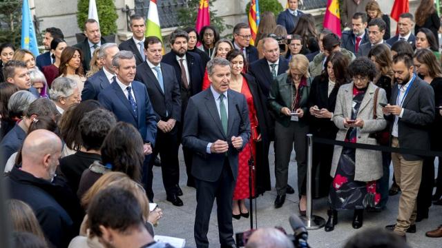 El presidente del PP, Alberto Núñez Feijóo, da unas declaraciones durante los actos del Día de la Constitución.