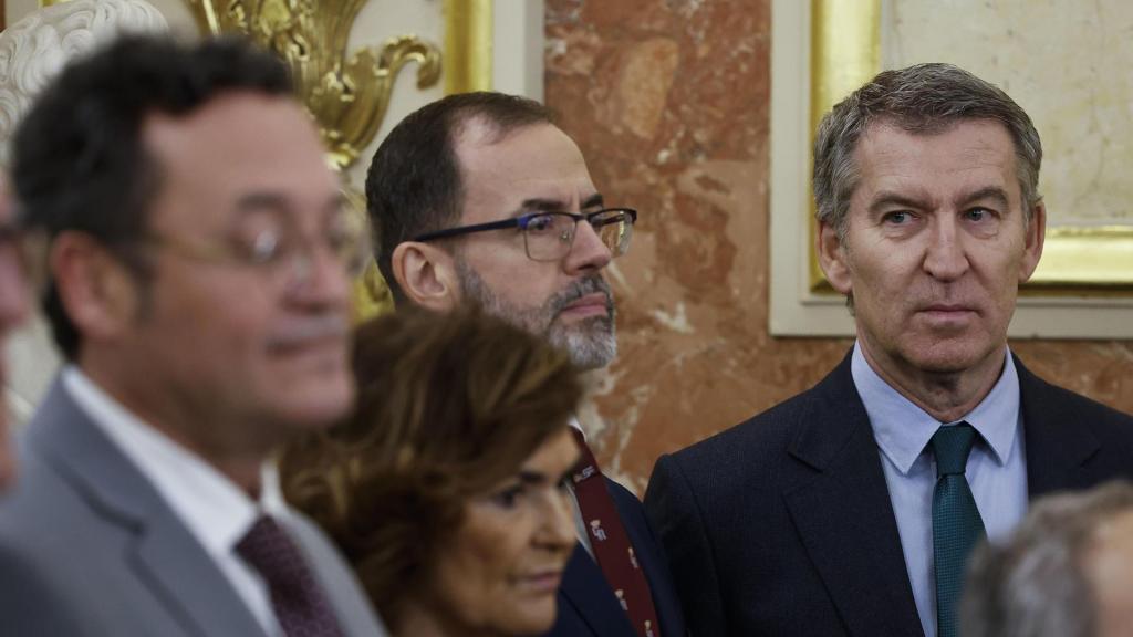 El presidente del PP, Alberto Núñez Feijóo (d), mira al fiscal general del Estado, Álvaro García Ortiz (i), durante los actos del Día de la Constitución en el Congreso.