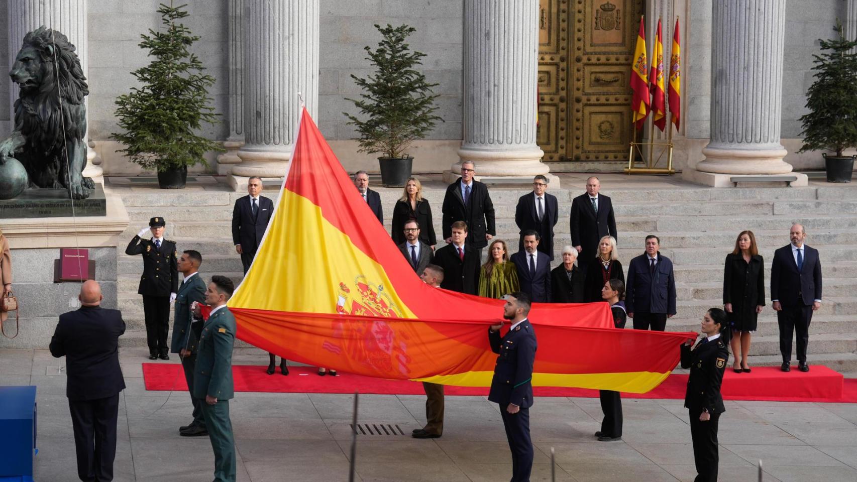 Izado de la bandera de España durante el Día de la Constitución.