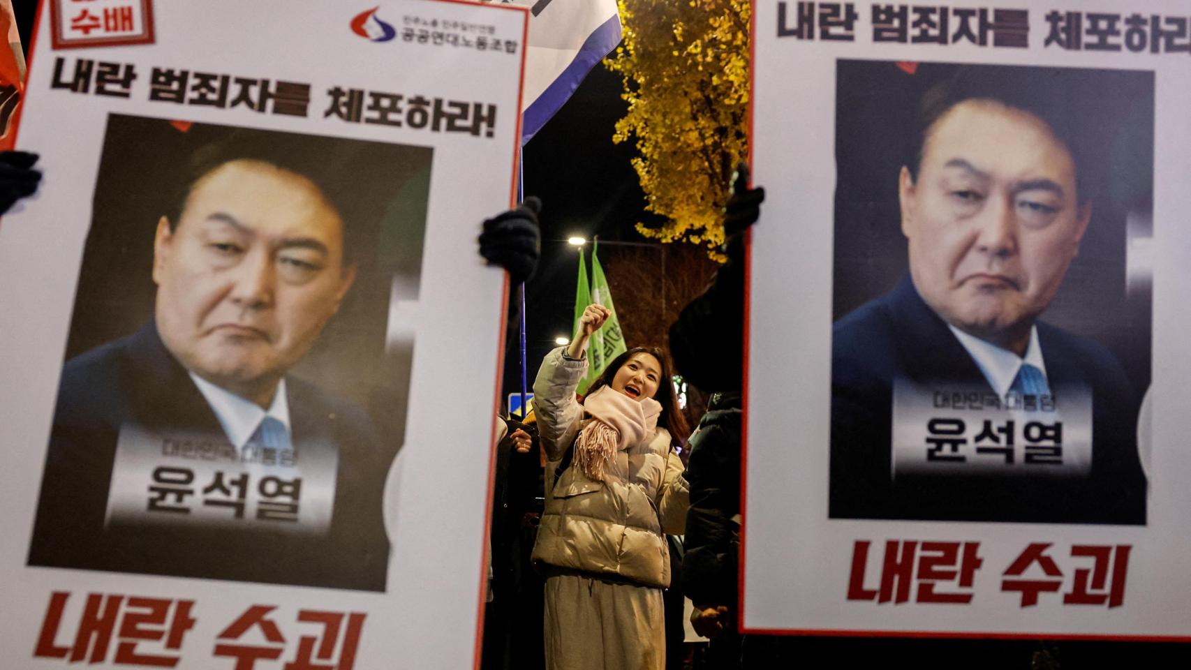 Manifestantes llevan carteles del presidente Yoon Suk-yeol y piden su dimisión en Seúl.