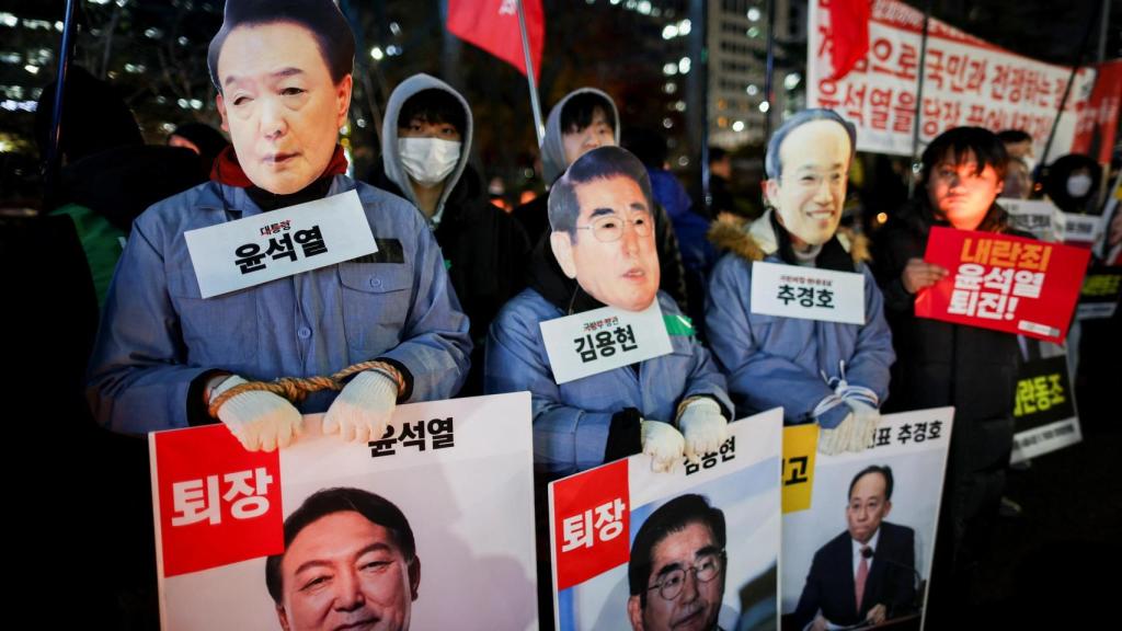 Manifestantes piden la destitución de Yoon frente a la Asamblea Nacional