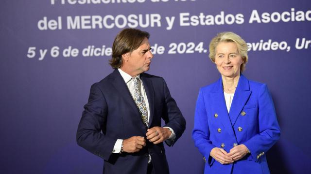 La presidenta de la Comisión, Ursula von der Leyen, y el presidente de Uruguay, Luis Lacalle, durante la cumbre de Mercosur este viernes en Montevideo