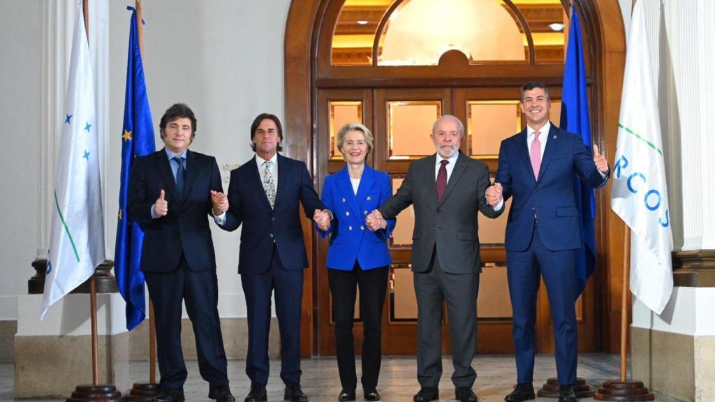 El argentino Javier Milei, el uruguayo Luis Lacalle, la presidenta Ursula von der Leyen, el brasileño Lula da Silva y el paraguayo Santiago Peña, durante el anuncio del acuerdo UE-Mercosur este viernes en Montevideo