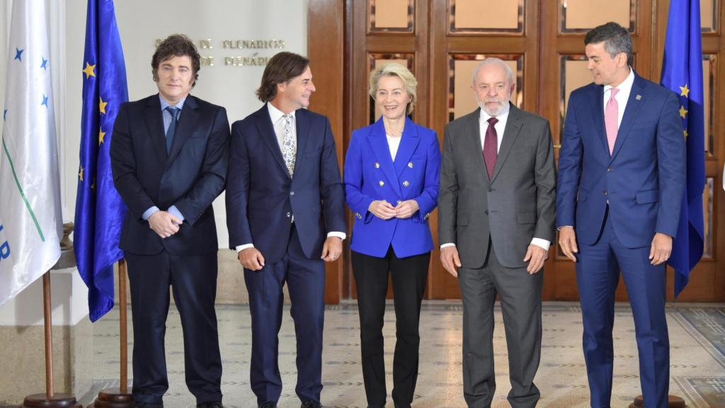 La presidenta de la Comisión, Ursula von der Leyen, junto con los presidentes de Uruguay, Luis Lacalle; Argentina, Javier Milei; Brasil, Luiz Inácio Lula da Silva; y Paraguay, Santiago Pena, durante el cierre del acuerdo UE-Mercosur este viernes en Montevideo