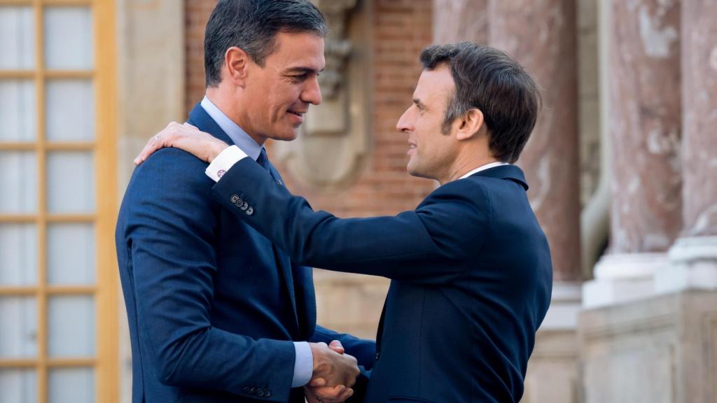 El presidente del Gobierno, Pedro Sánchez, y el presidente francés, Emmanuel Macron, se saludan durante una cumbre de la UE