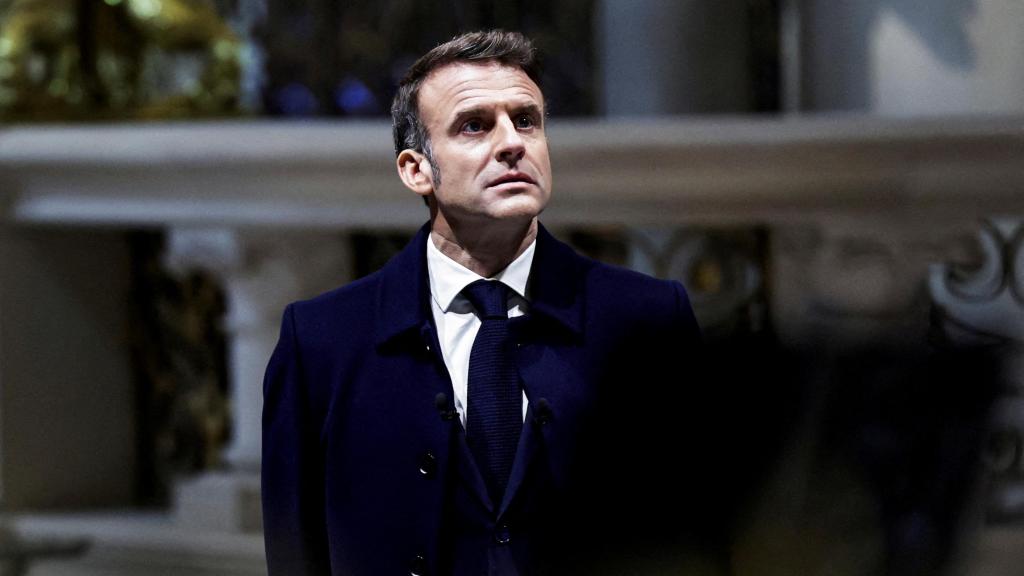 El presidente francés Emmanuel Macron visita la Catedral de Notre Dame.