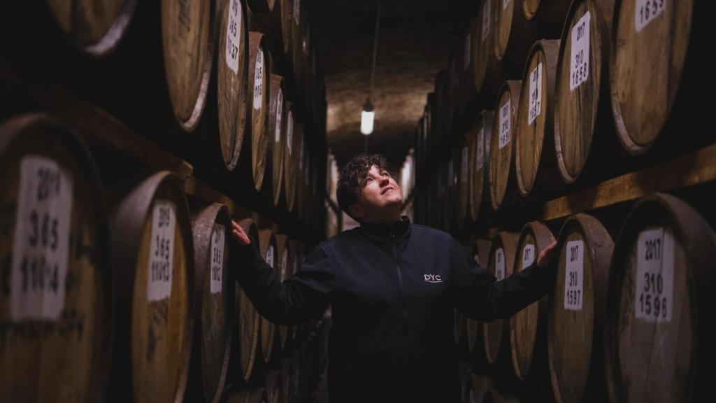 Elena Esteban, directora del centro de visitantes de DYC y responsable de las relaciones públicas de la marca, en una de las bodegas de envejecimiento del whisky español. Fotografía realizada con Leica Q3 43.