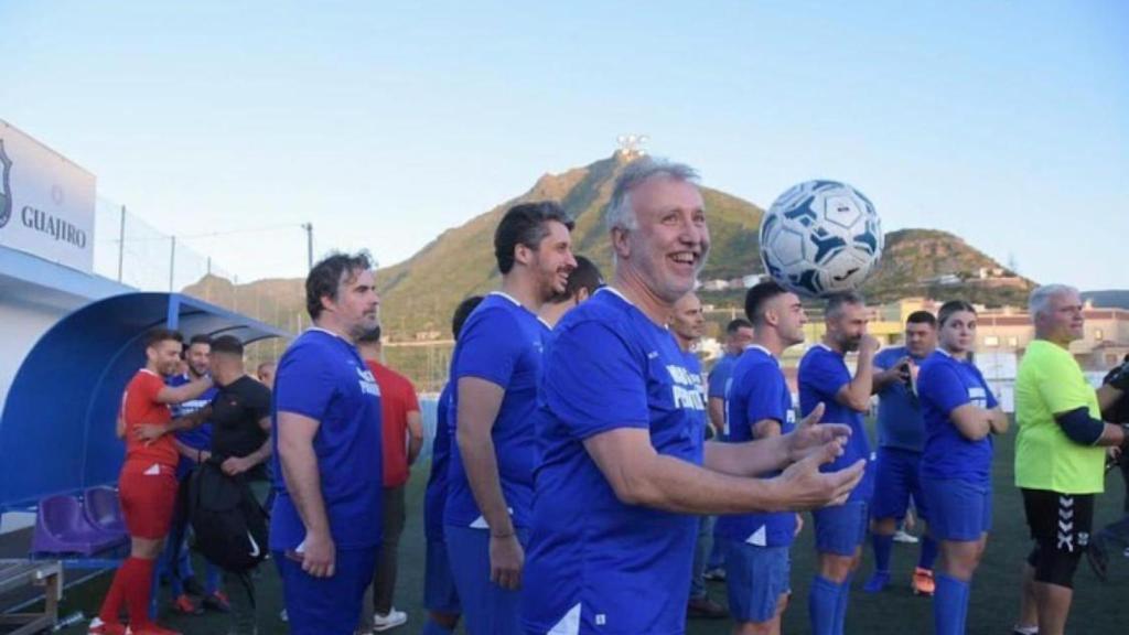 Imagen del expresidente de Canarias durante un partido de fútbol en su barrio natal.