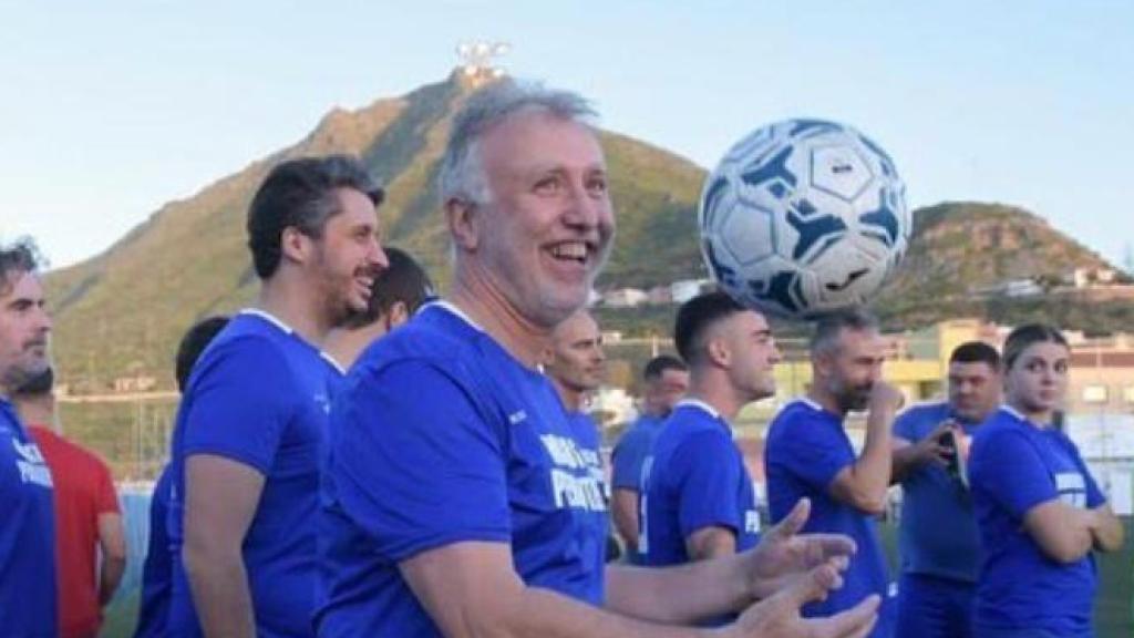 Imagen del expresidente de Canarias durante un partido de fútbol en su barrio natal.