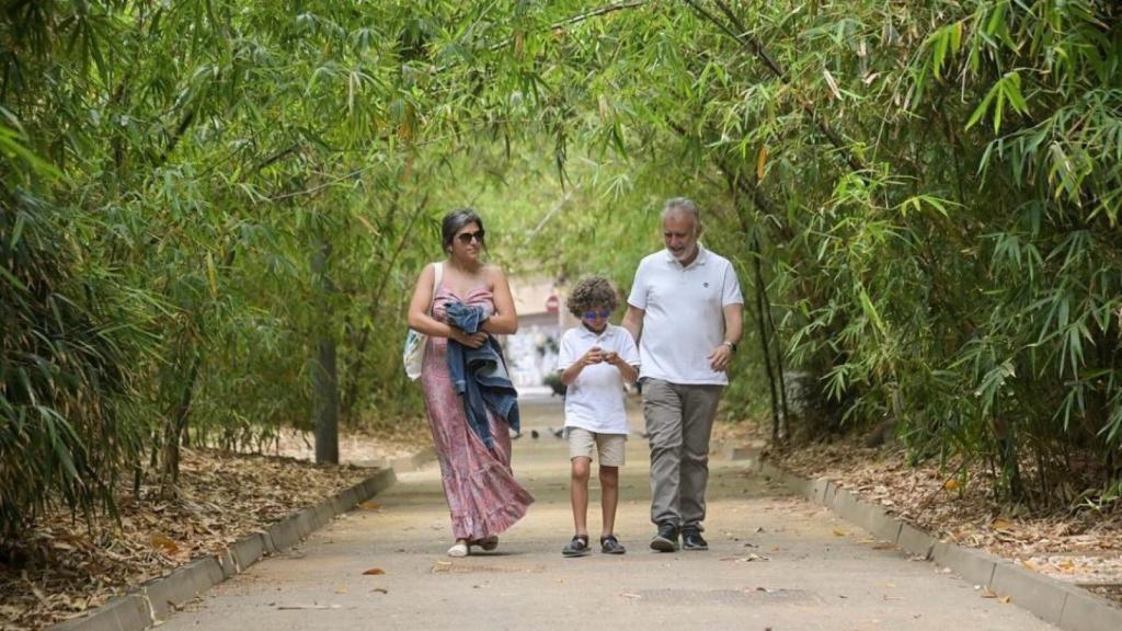 El ministro Ángel Víctor Torres con su mujer Ivana Fernández y su hijo Miguel.