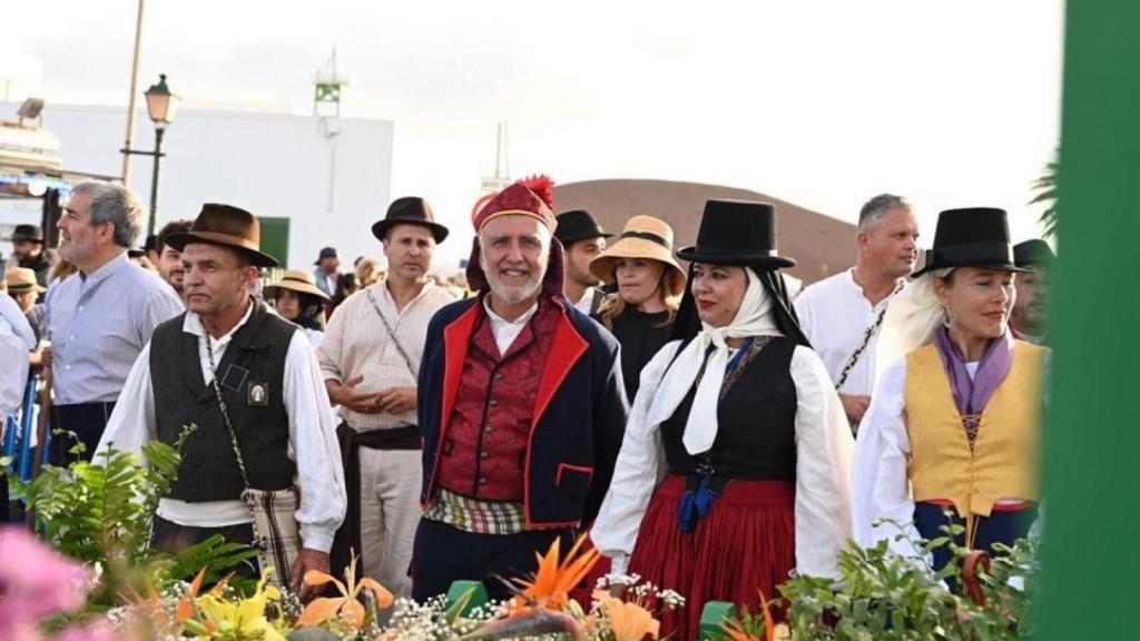 El ministro Ángel Víctor Torres vestido con un traje tradicional en la fiesta de la Virgen de los Dolores en Lanzarote en 2022.