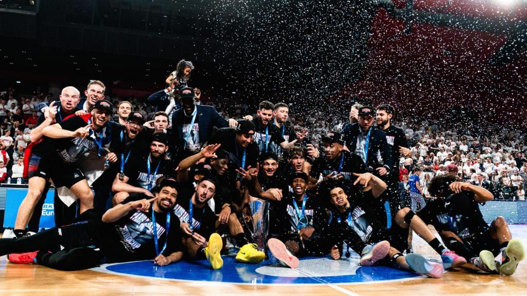 Los jugadores del París Basketball celebran el título de la Eurocup.