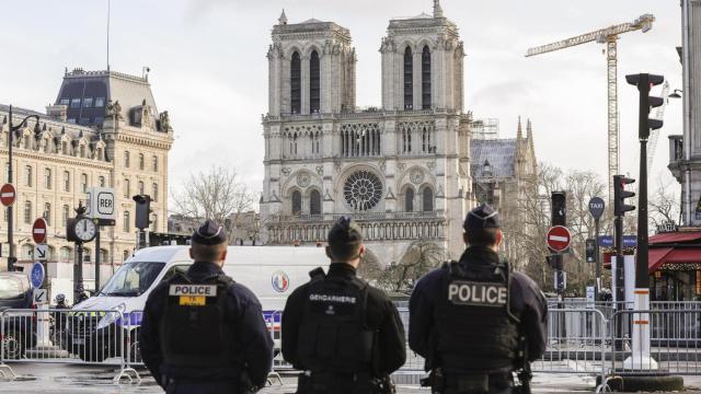 Agentes de policía vigilan el perímetro de seguridad alrededor de Notre-Dame de París, Francia, el 7 de diciembre de 2024.