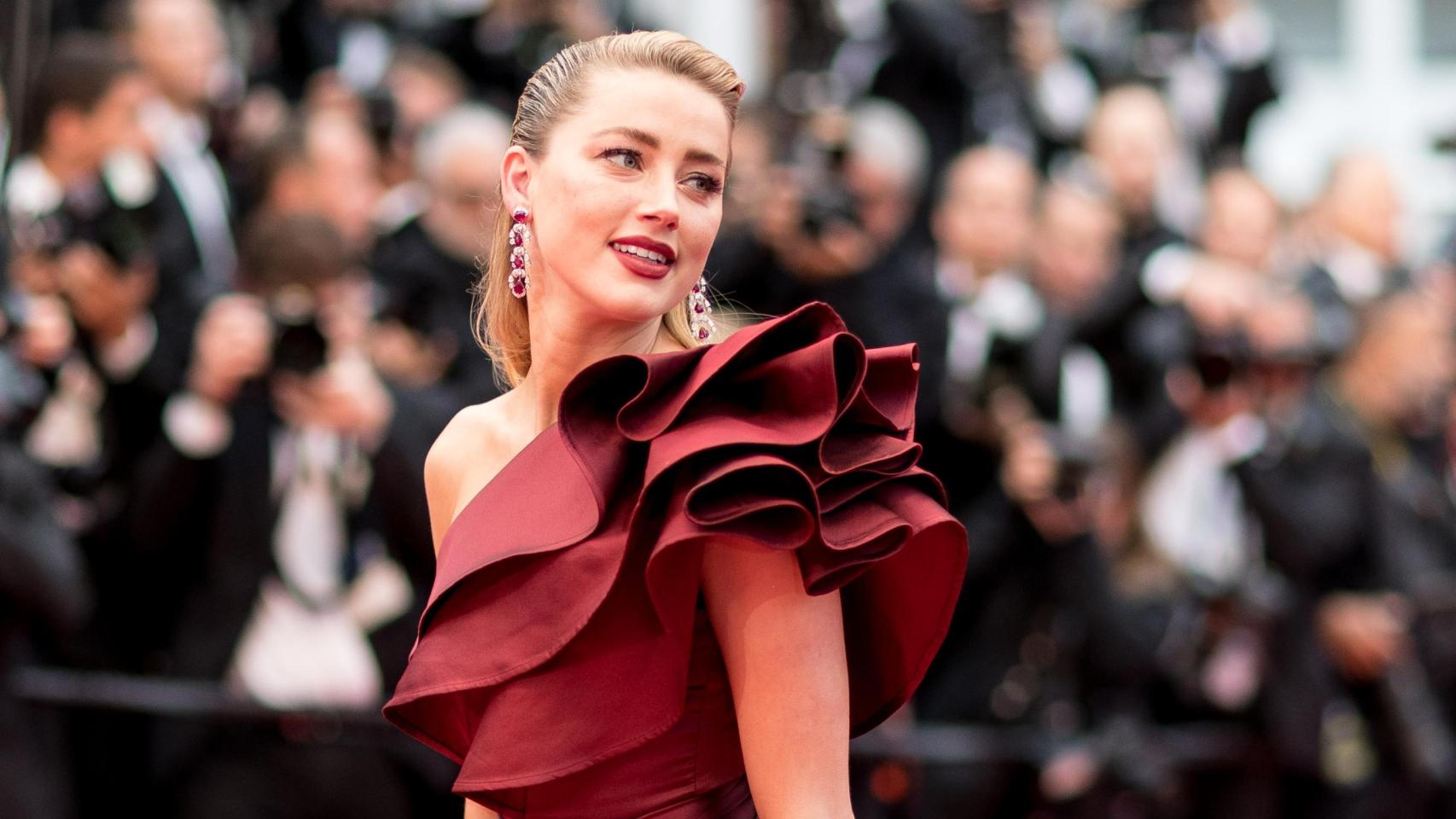 Amber Heard en una alfombra roja en 2021