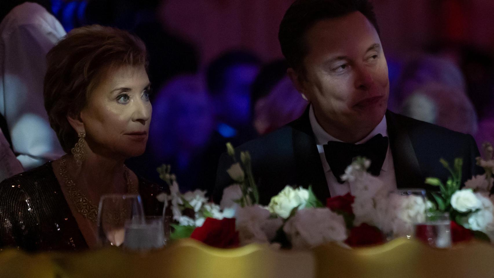 Los multimillonarios miembros del gobierno de Trump: Elon Musk y Linda McMahon, en la gala del America First Policy Institute.