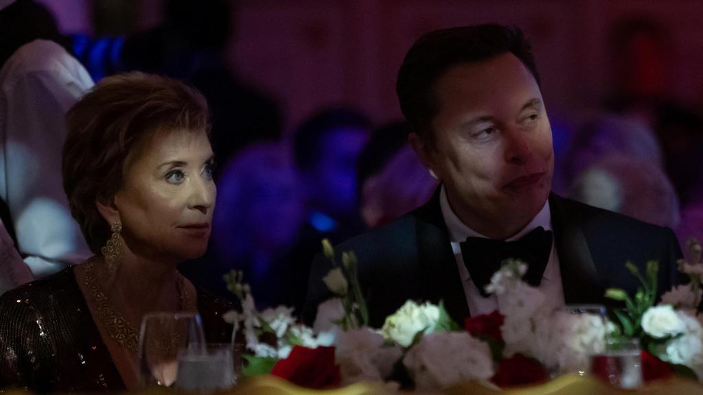 Los multimillonarios miembros del gobierno de Trump: Elon Musk y Linda McMahon, en la gala del America First Policy Institute.