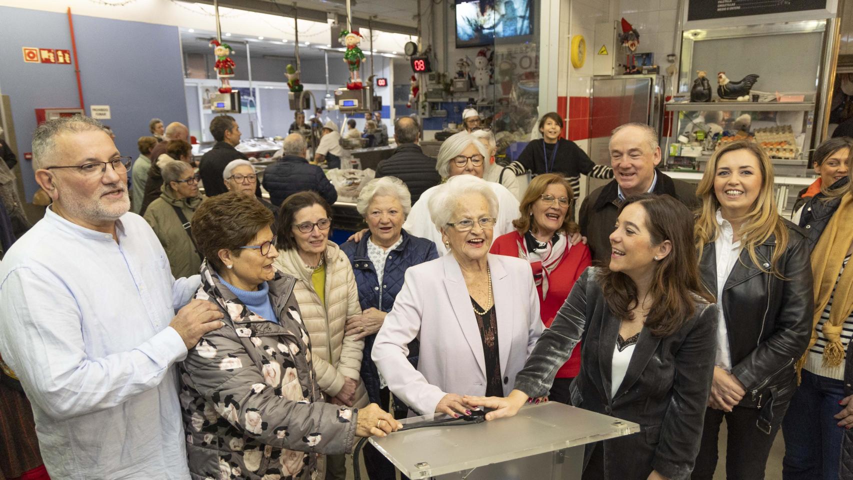 La Navidad ya ilumina el Mercado de Elviña, en A Coruña