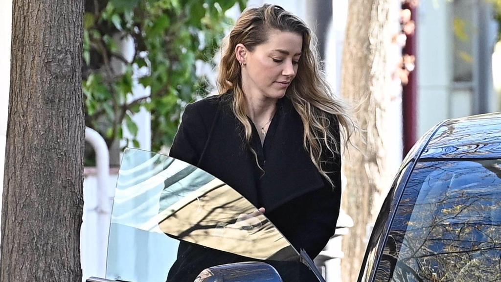 Amber Heard en la puerta de su casa de Madrid