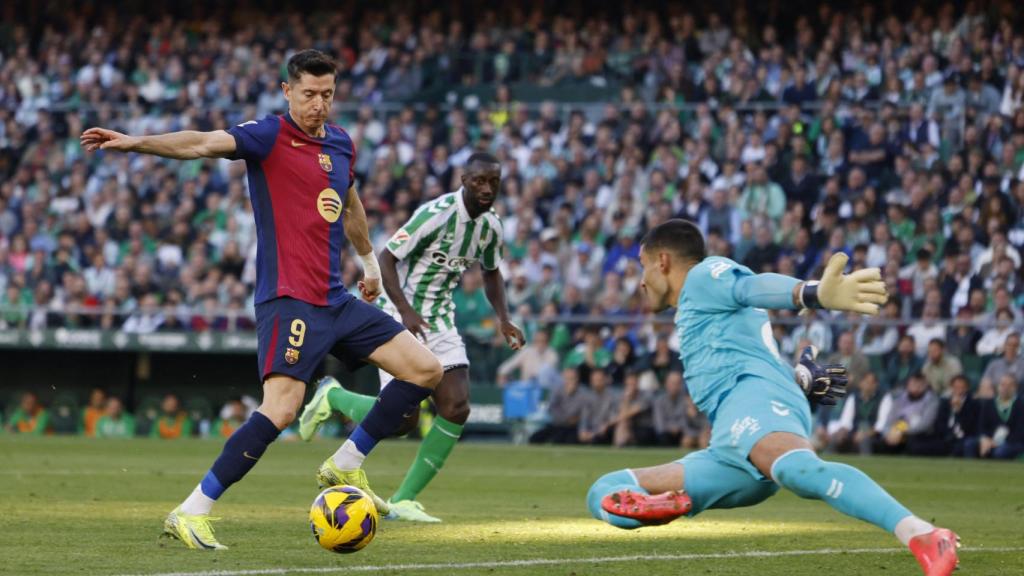 Robert Lewandowski marca el primer gol tras rematar el centro de Koundé.