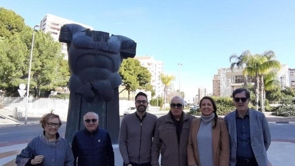 Adrián Santos visitando el Busto de Agamenón junto a los vecinos de La Albufereta.