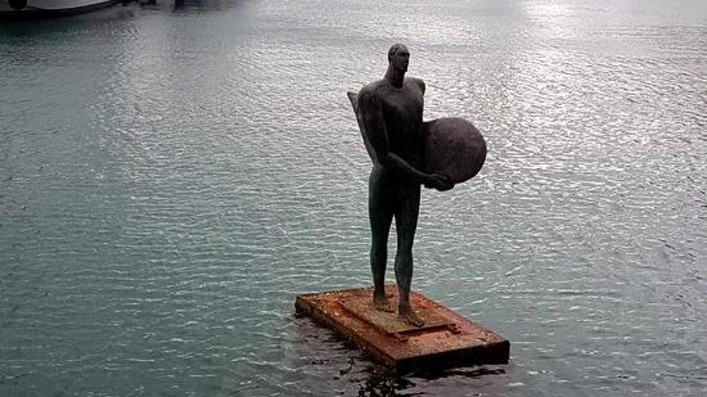 El regreso de Ícaro con sus tabla de surf, en Alicante.