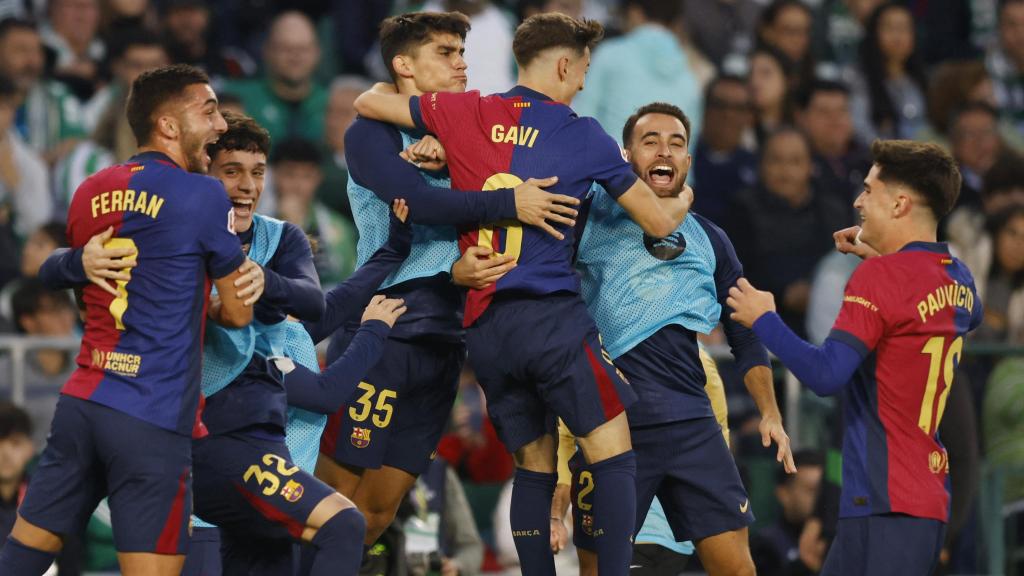 Los jugadores del Barça celebran el gol de Ferran Torres.