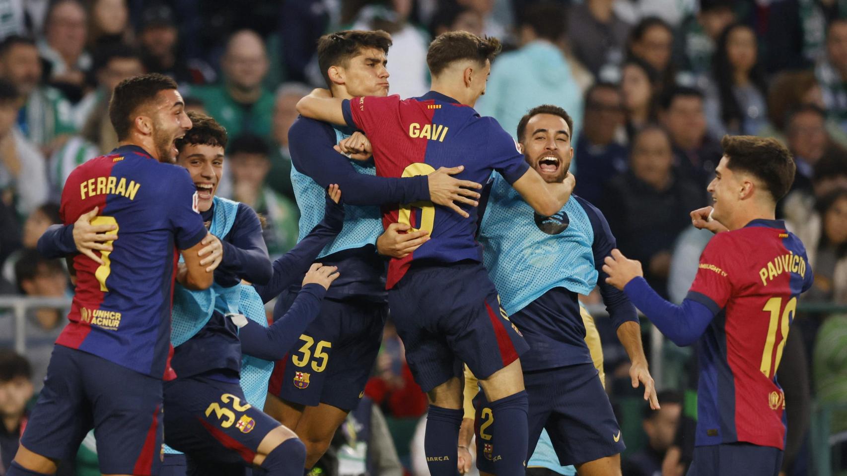 Los jugadores del Barça celebran el gol de Ferran Torres.