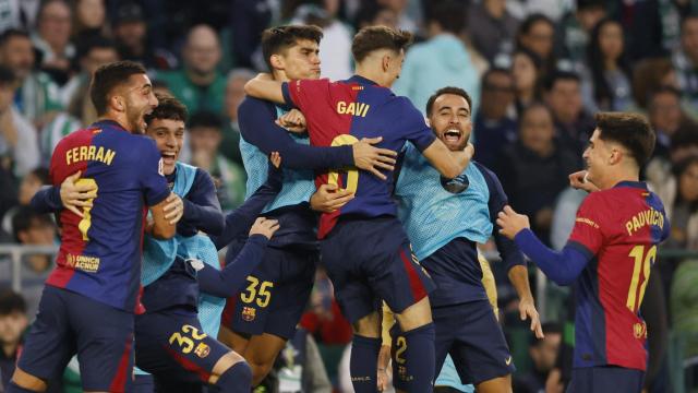 Los jugadores del Barça celebran el gol de Ferran Torres.