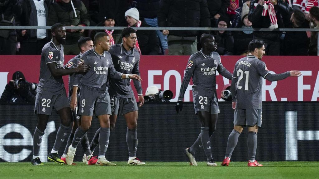 Los jugadores del Real Madrid celebran el primer gol de Bellingham.