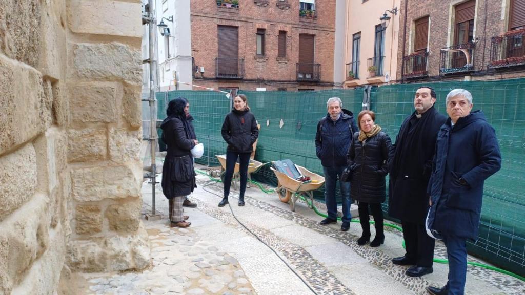 El delegado territorial de la Junta en León, Eduardo Diego, visita las obras de la iglesia de Santa María del Mercado junto a la jefa del Servicio Territorial de Cultura, Amelia Biaín; técnicos del Servicio, responsables de la empresa adjudicataria y el párroco de la iglesia