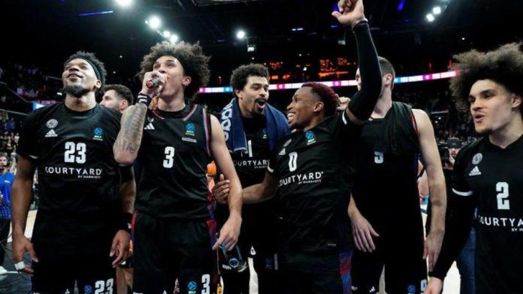 Los jugadores del París Basketball celebran un título.