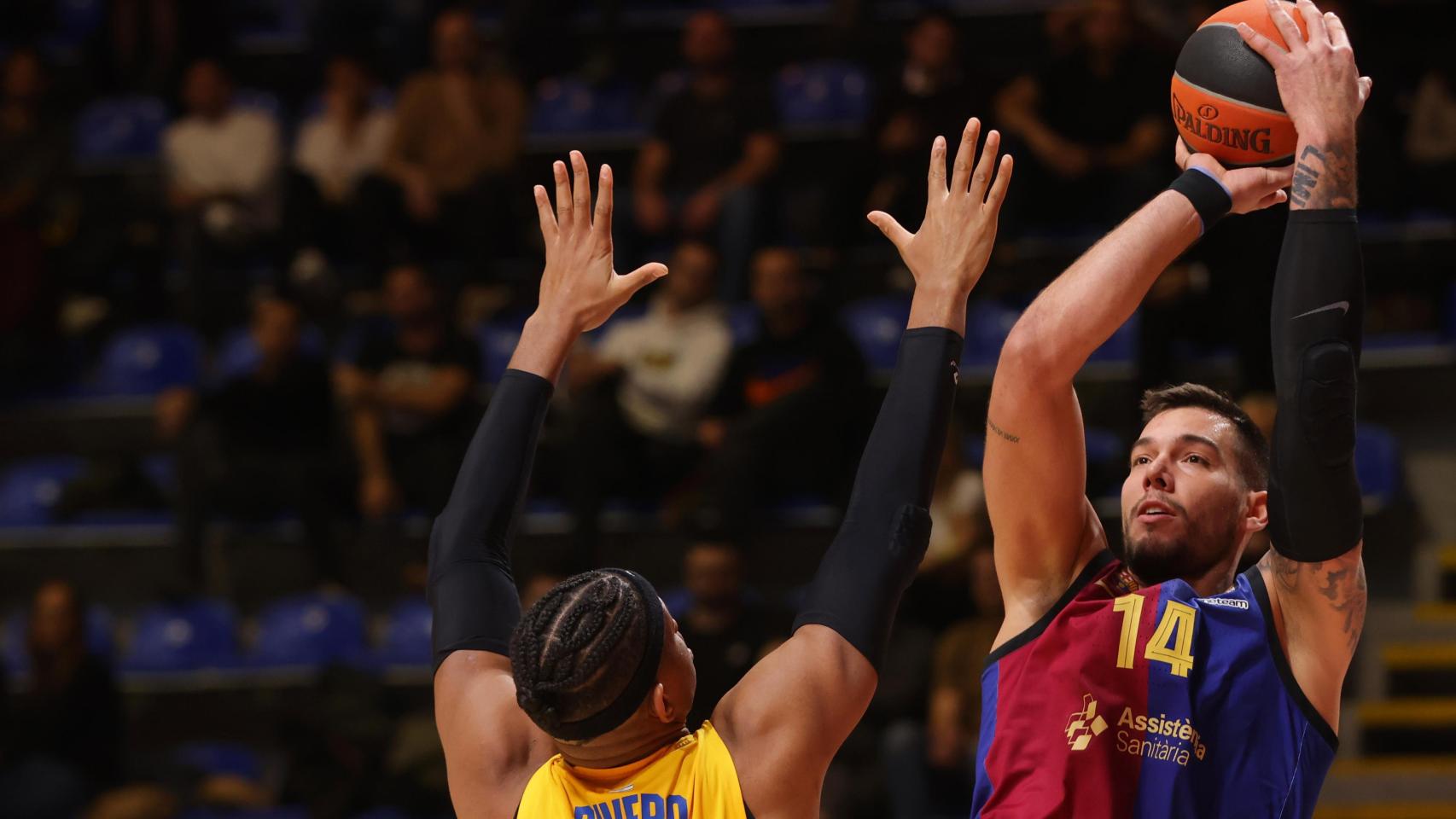 Willy Hernangomez trata de encestar a canasta en el partido ante Maccabi Tel Aviv.