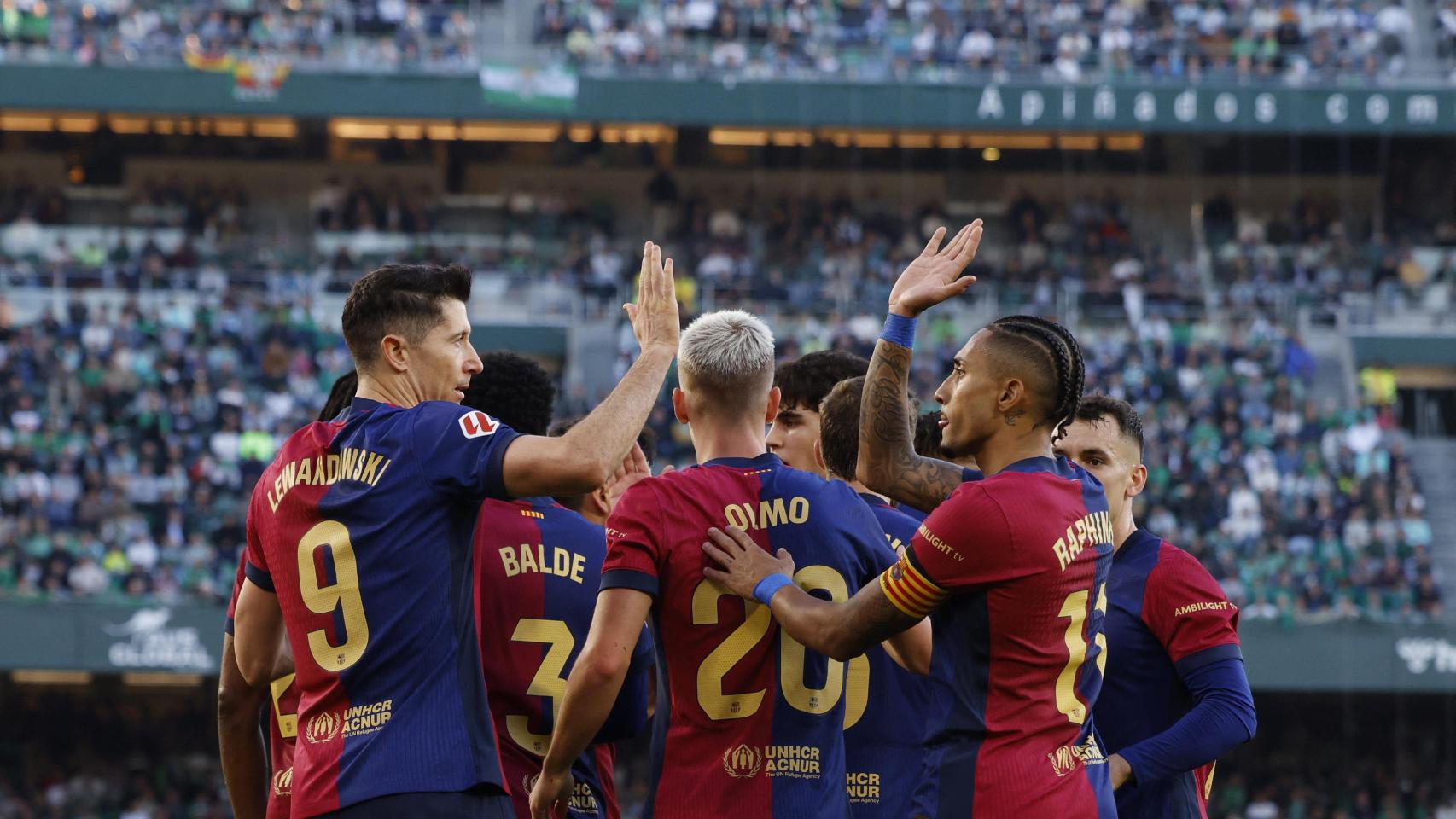 Lewandowski celebra con Raphinha el primer gol del partido ante el Betis.