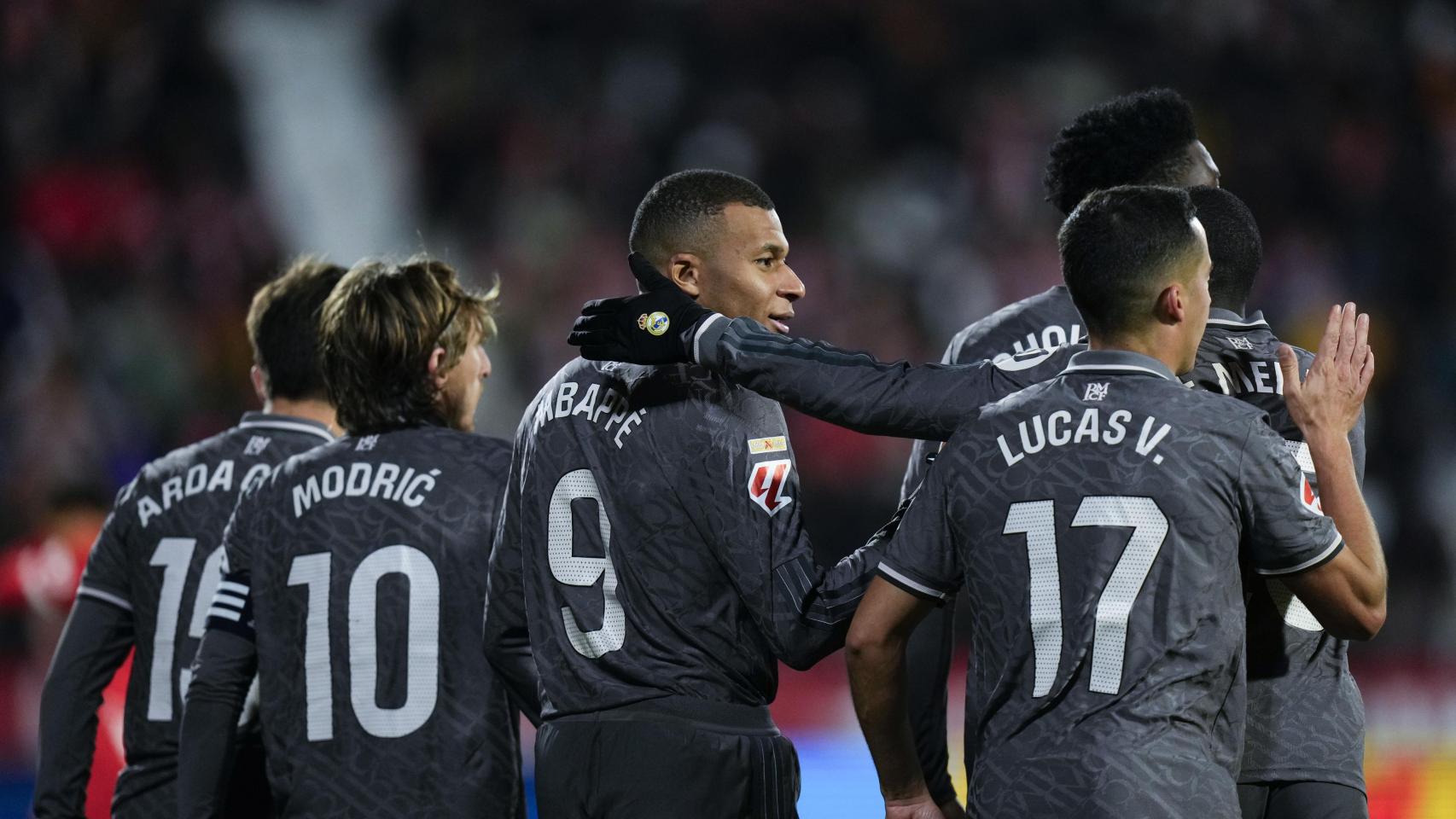 Los jugadores del Real Madrid celebran el gol de Mbappé ante el Girona.