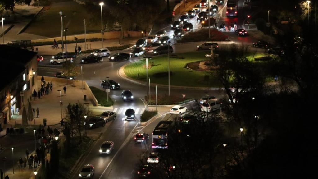 Coches en las inmediaciones de la Puerta de Bisagra durante este puente.