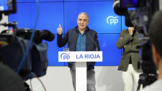 El vicesecretario de Coordinación Autonómica y Local del PP, Elías Bendodo, ofrece una rueda de prensa tras una reunión con el alcalde de Logroño.