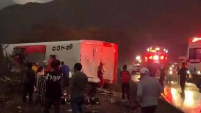 Tragedia en Ecuador: al menos 16 personas muertos y ocho heridos en un accidente entre un autobús y un coche