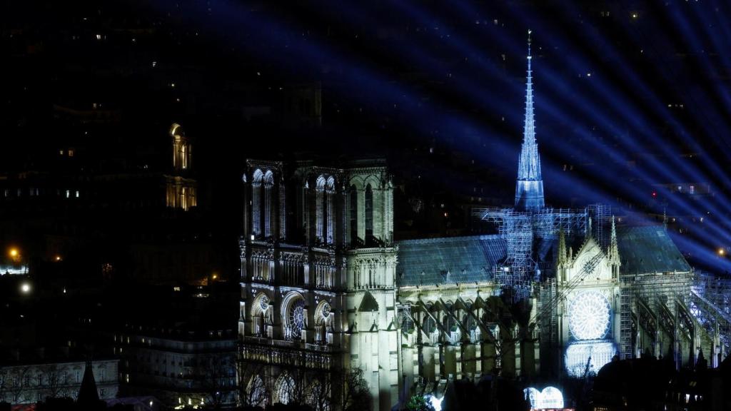 Notre Dame iluminada tras su reapertura este sábado.