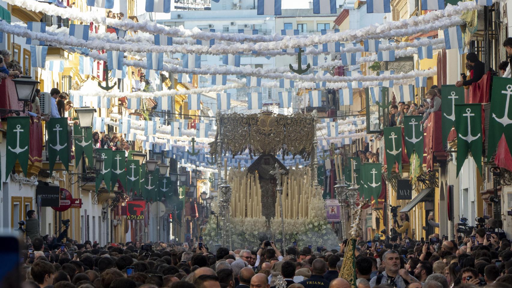 La Esperanza de Triana y el Cachorro estrenan el júbilo de la Magna de Sevilla