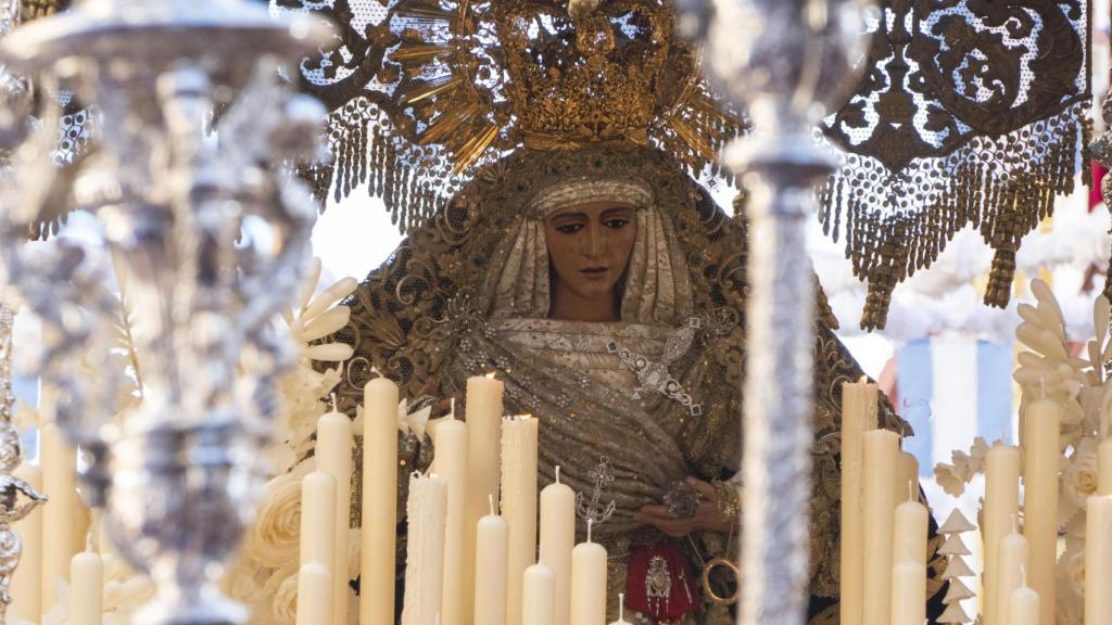 Primer plano de la Esperanza de Triana en el traslado a la Catedral por la Magna de Sevilla.