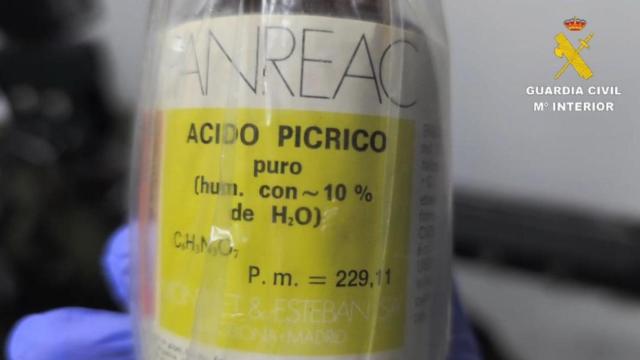 Uno de los frasco de ácido pícrico localizado en institutos de Sevilla.