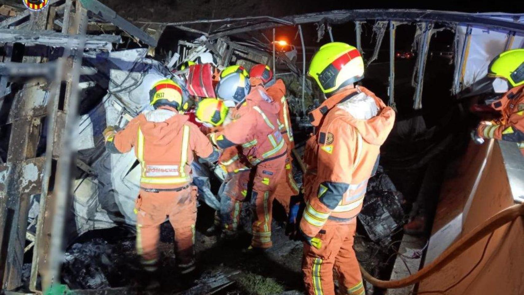 Imagen de los bomberos en la escena del accidente.