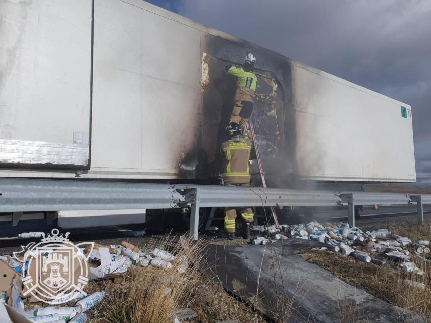 Los bomberos del Ayuntamiento de Burgos trabajando en el incendio de un cambión en la A-231