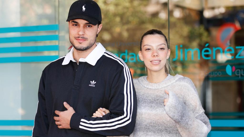 Alejandra Rubio y Carlo Costanzia en la puerta del hospital