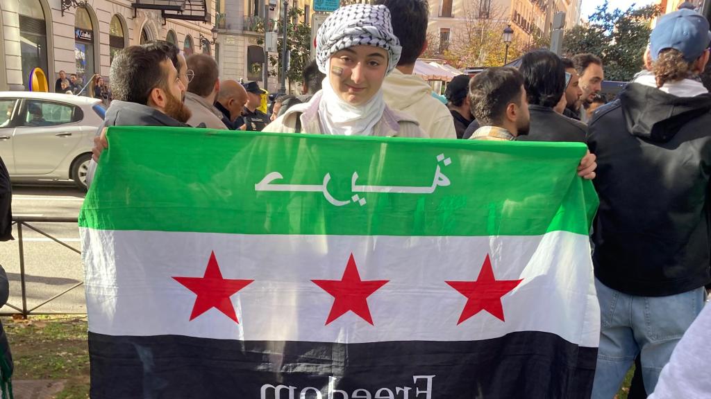 María Suleyman sostiene este domingo una bandera del Ejército Libre Sirio.