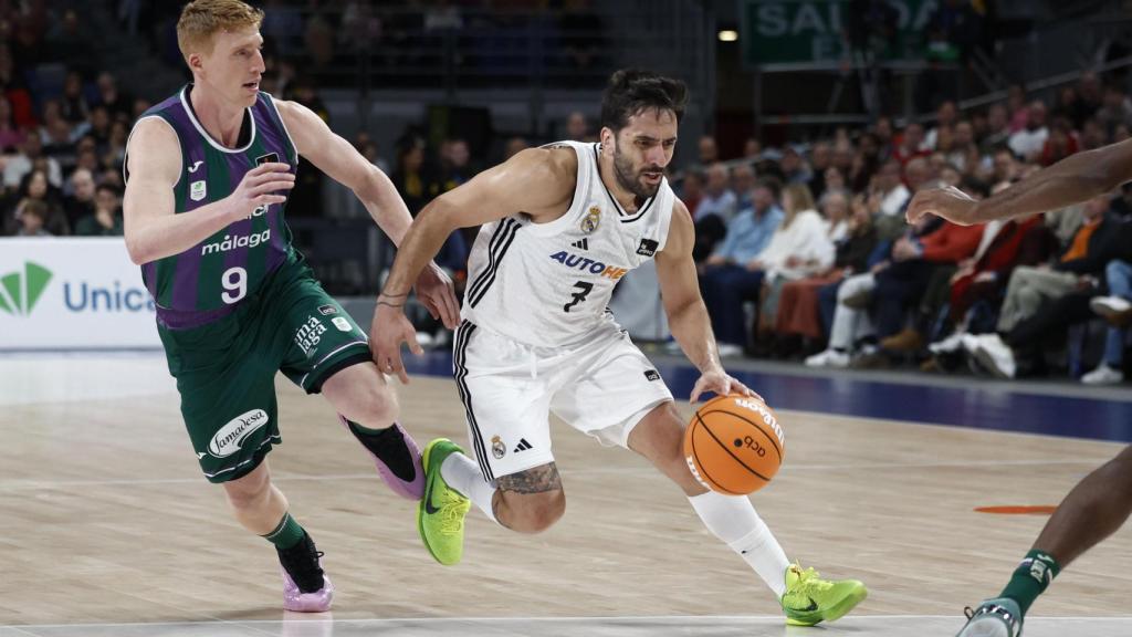 Facundo Campazzo conduce el balón ante la presión de Alberto Díaz.