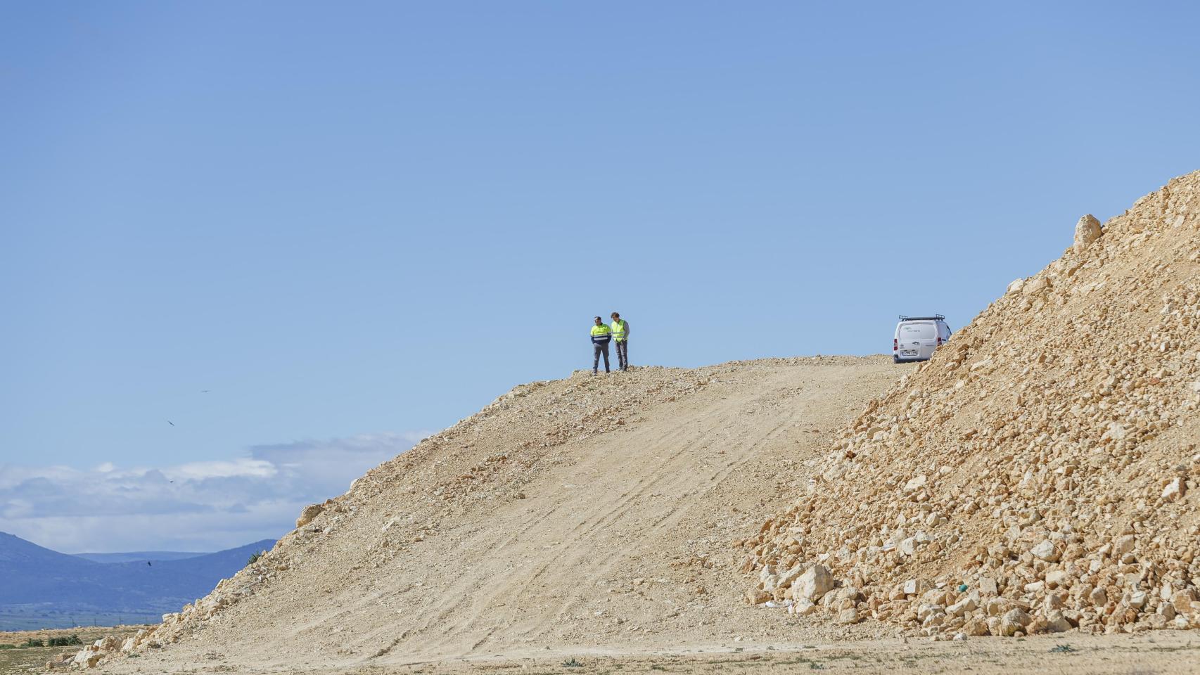 El consejero de Medio Ambiente, Vivienda y Ordenación del Territorio, Juan Carlos Suárez-Quiñones, en su visita al polígono industrial Los Hitales